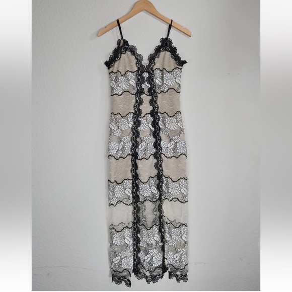 Elliatt Dresses & Skirts - Elliatt Villa Lace Midi Dress Sheer Hem Nude Black White Size XS Womens